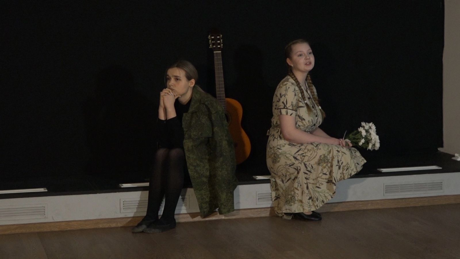 В Штабе «Единой России» студентам показали литературно-музыкальную композицию «Я тебя жду...»