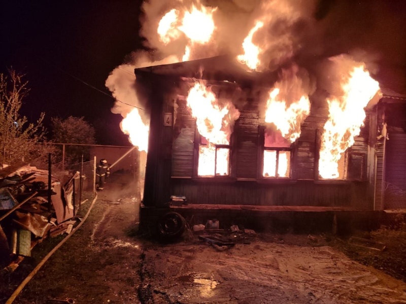 Два человека пострадали во время сильного пожара в Александровском районе 