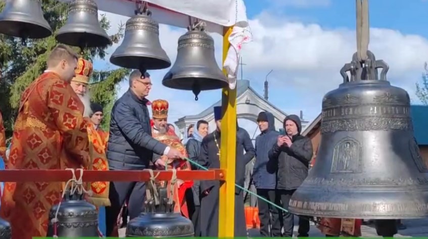 Губернатор Авдеев опробовал звук 100-пудового колокола-благовестника для храма в Собинском районе