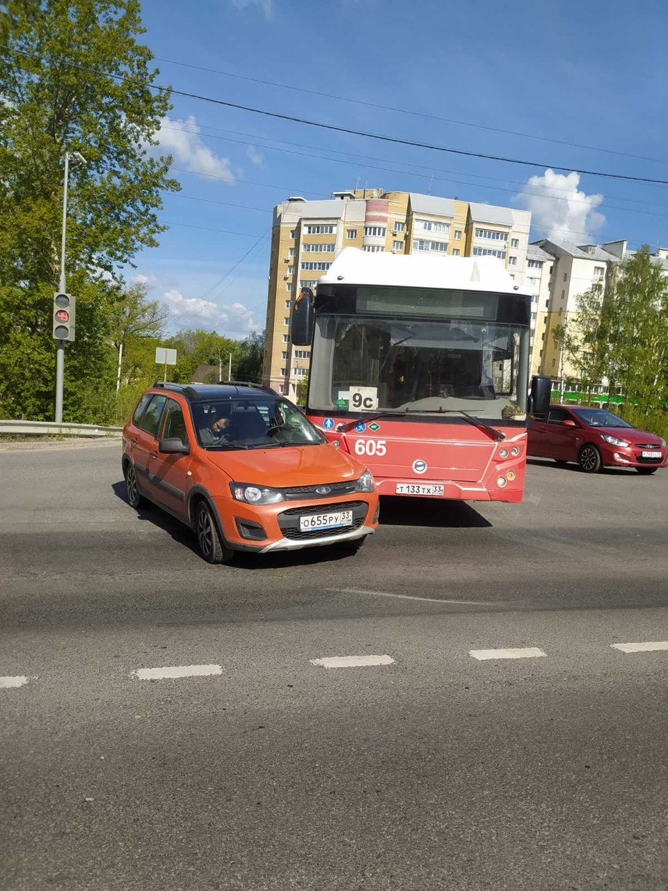 Водитель городского автобуса нарушил правила и спровоцировал ДТП во Владимире