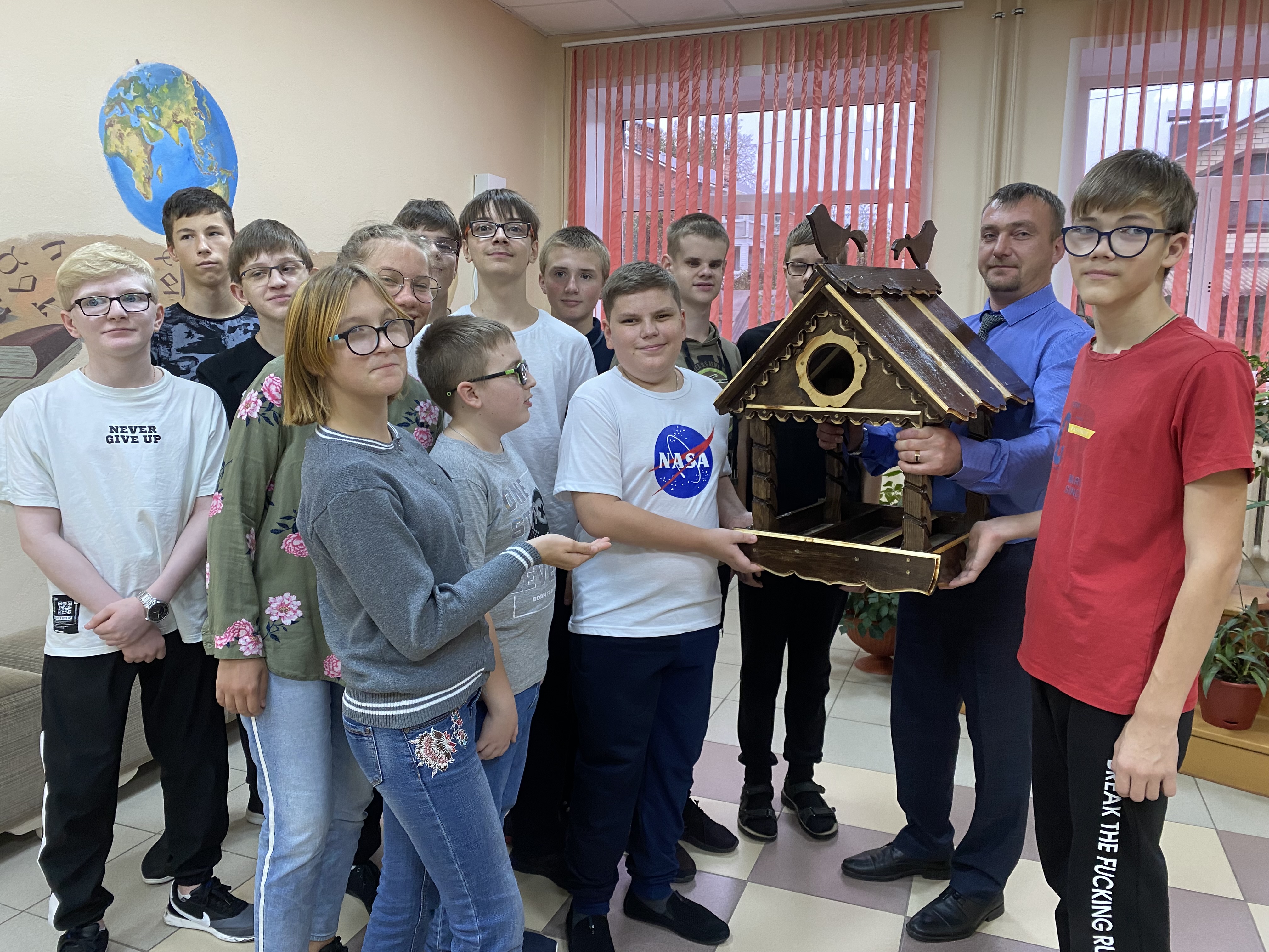 Школьник из Меленок подарил детям из владимирской школы для слепых самодельный скворечник 