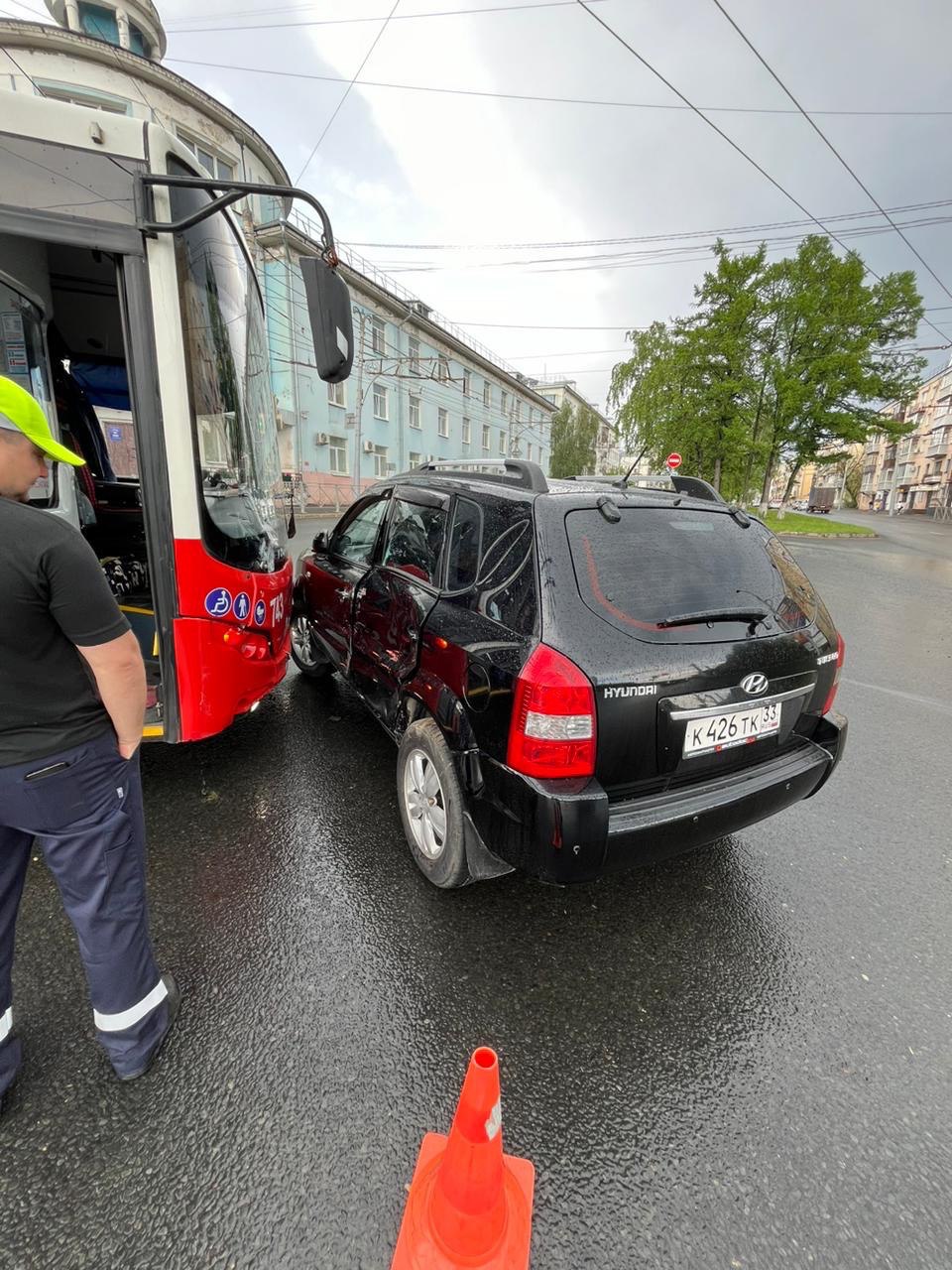 У "Хёндай" бочина всмятку: во Владимире городской автобус помял легковушку