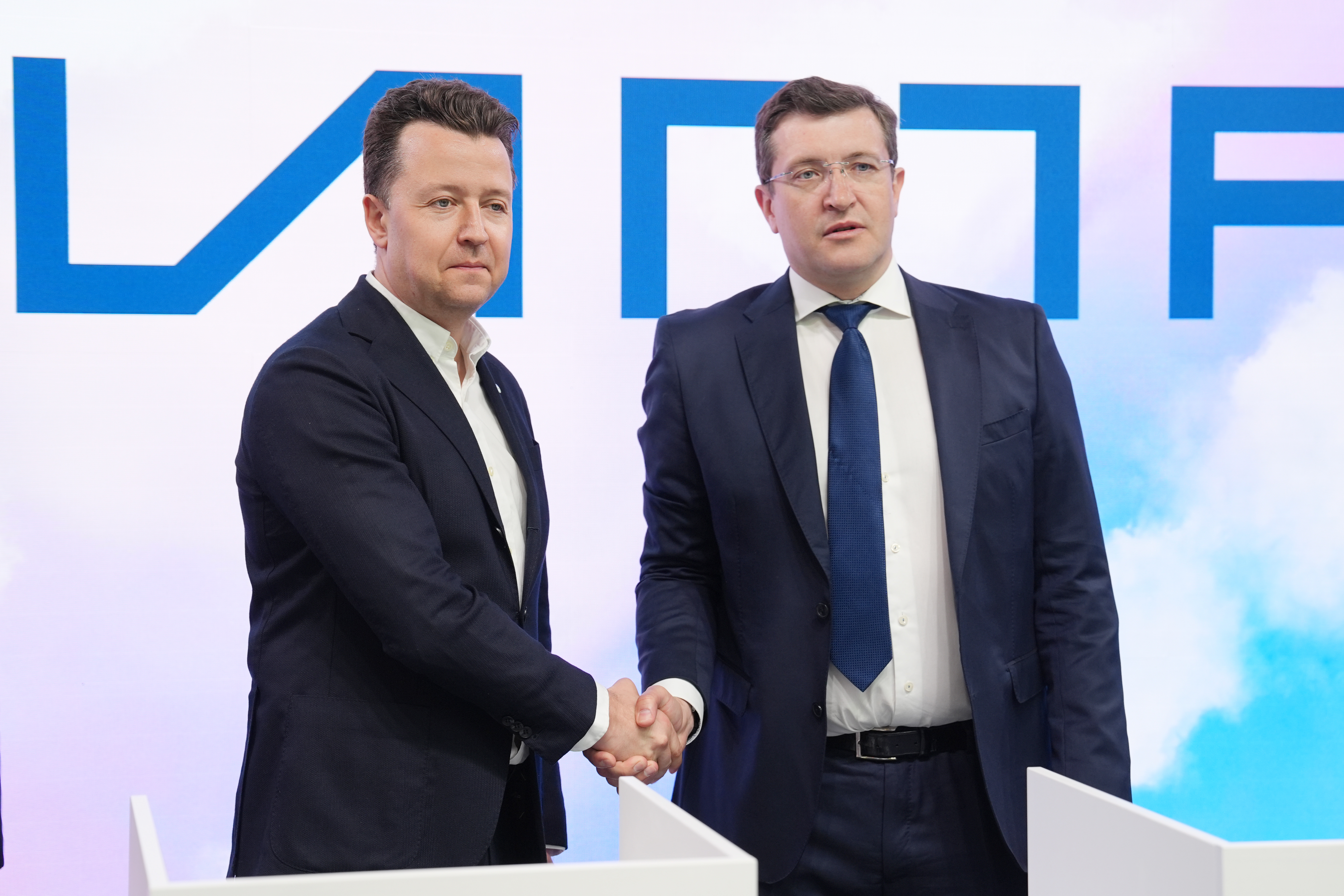 Андрей Белевцев и Глеб Никитин подписали меморандум о внедрении ИИ на портал Госуслуги 