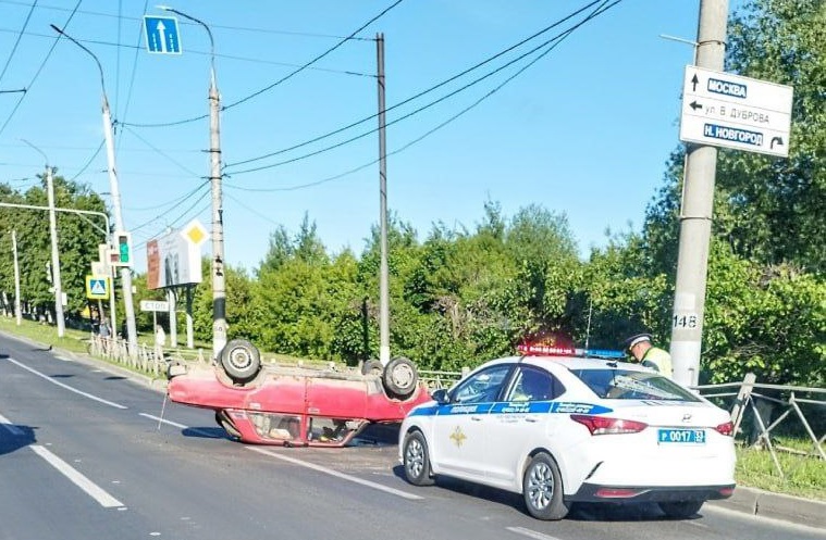 Владимирский водитель опрокинул свою машину на проспекте Ленина