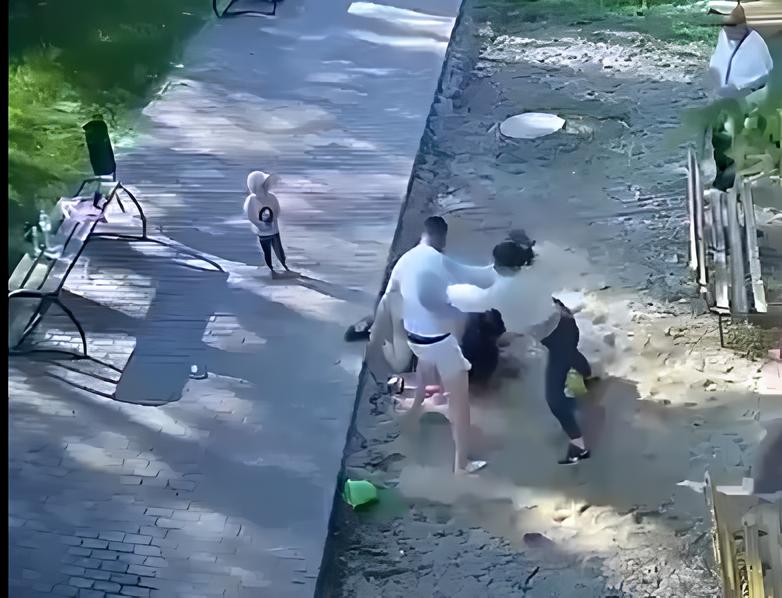 Во Владимирской области на детской площадке двое избили мужчину, вышедшего погулять с женой и сыном