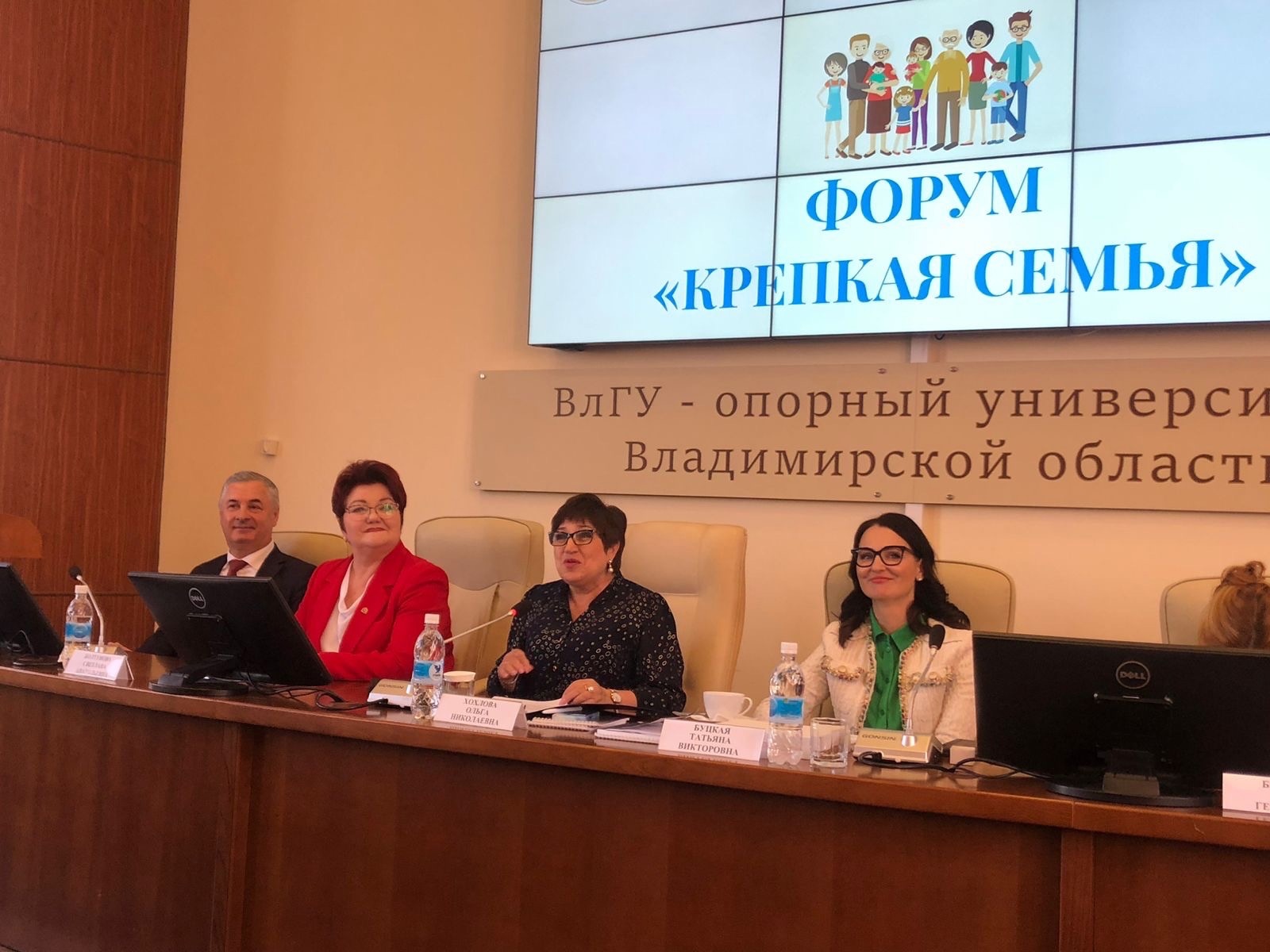 Роддомам Владимирской области подарили автолюльки для перевозки новорождённых