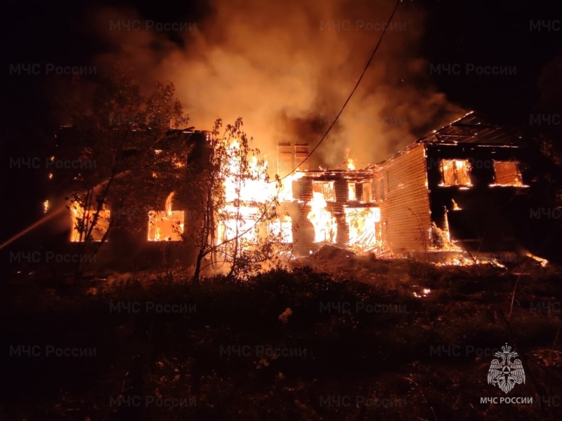 В Александровском районе сгорел большой заброшенный дом