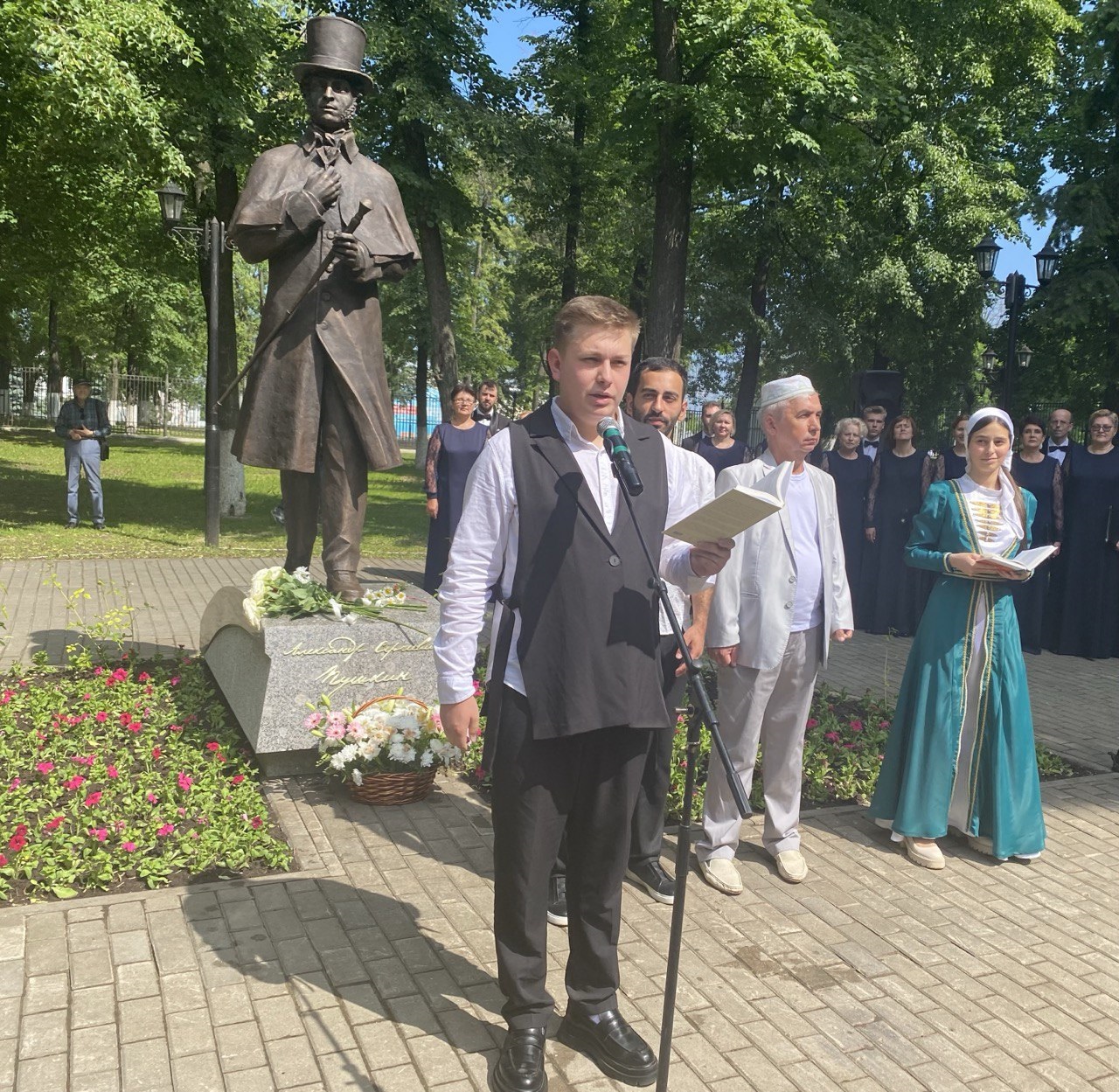 Владимирцы в день рождения А.С.Пушкина прочитали его стихотворение на четырёх языках
