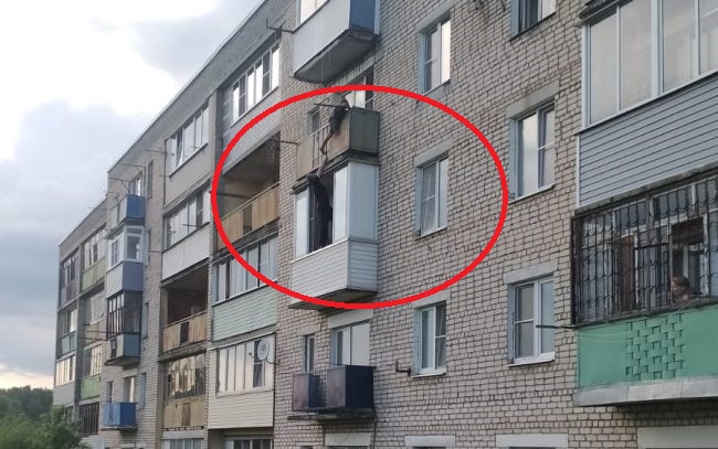 Во Владимирской области полицейский спас бабушку, которая чуть не упала с балкона 4-го этажа