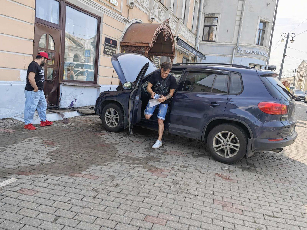 В центре Владимира иномарка влетела в дверь магазина обуви