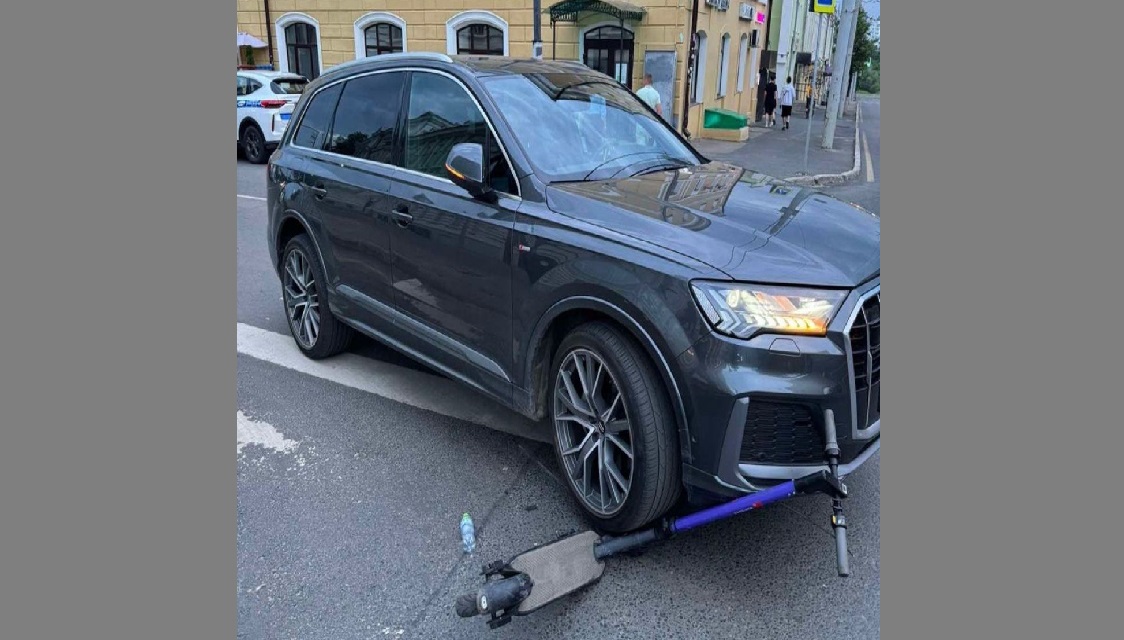 В центре Владимира 16-летний подросток на электросамокате попал под колеса автомобиля 