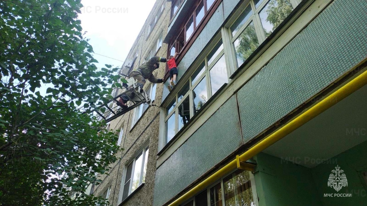 Во Владимирской области пятилетний мальчик повис на балконном карнизе 