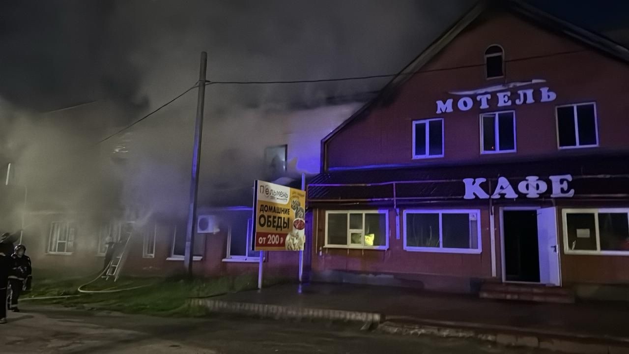 В придорожном кафе в Лакинске вспыхнул мощный пожар