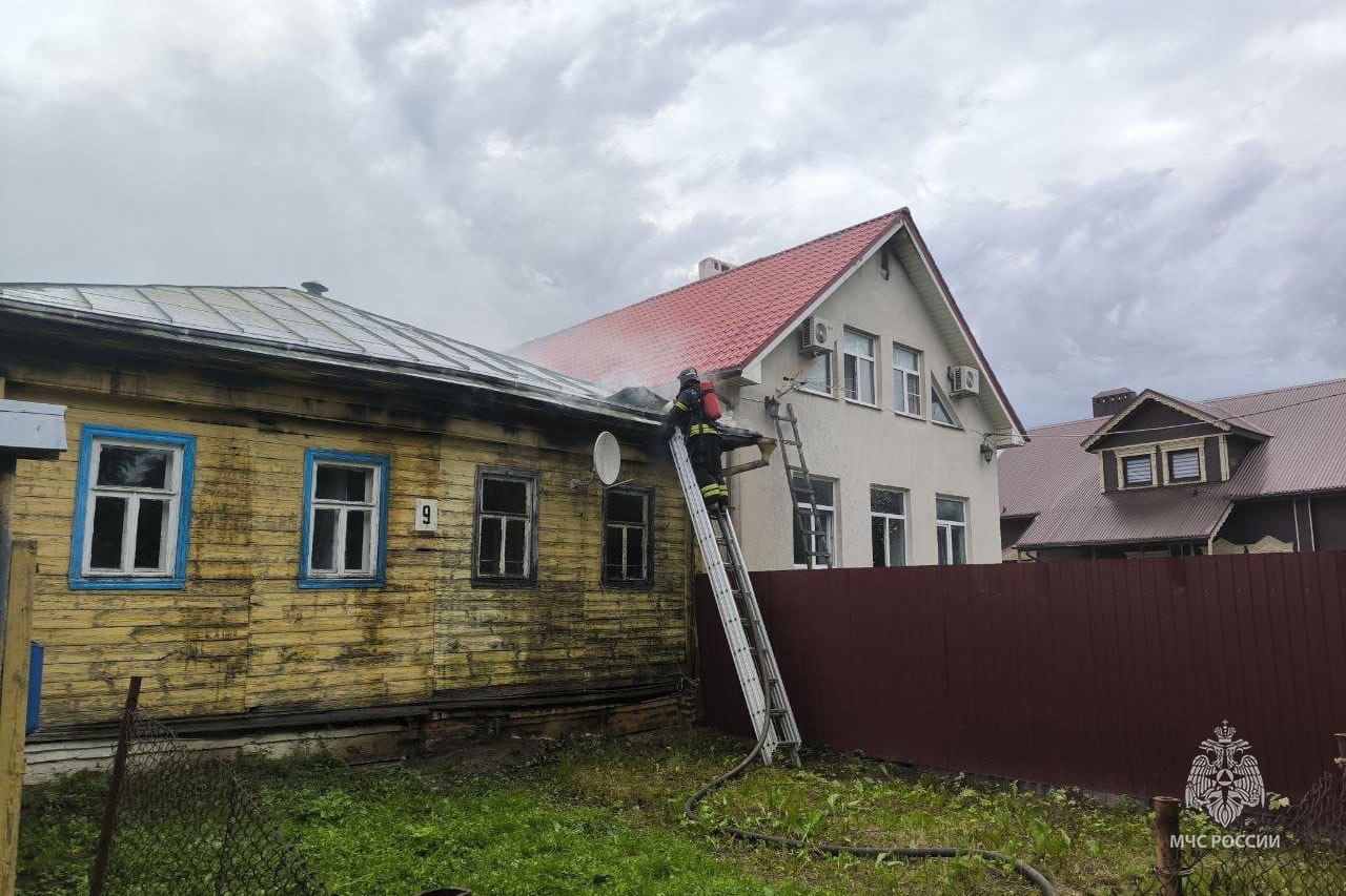 Во Владимирской области спасатели вынесли из огня неходячую старушку 