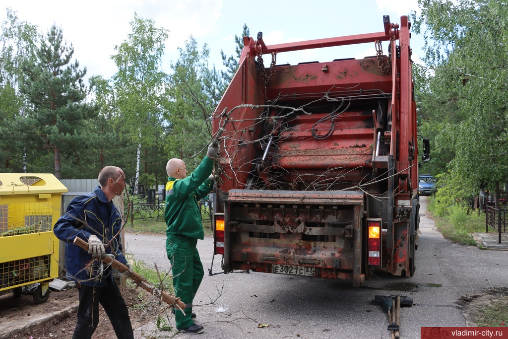 На главном кладбище Владимира в Улыбышеве теперь вывозят мусор ежедневно