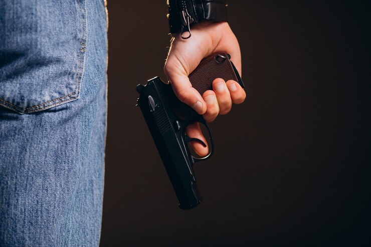 В Гусь-Хрустальном неизвестные напали на молодого человека, угрожая ему игрушечным пистолетом