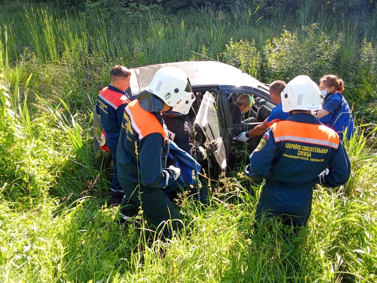 Во Владимирской области спасатели помогли водителю съехавшей в кювет легковушки 