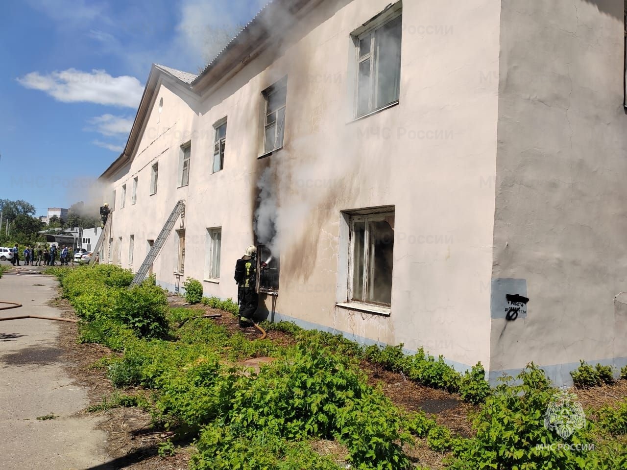 Из горящего дома во Владимирской области спасли троих человек 