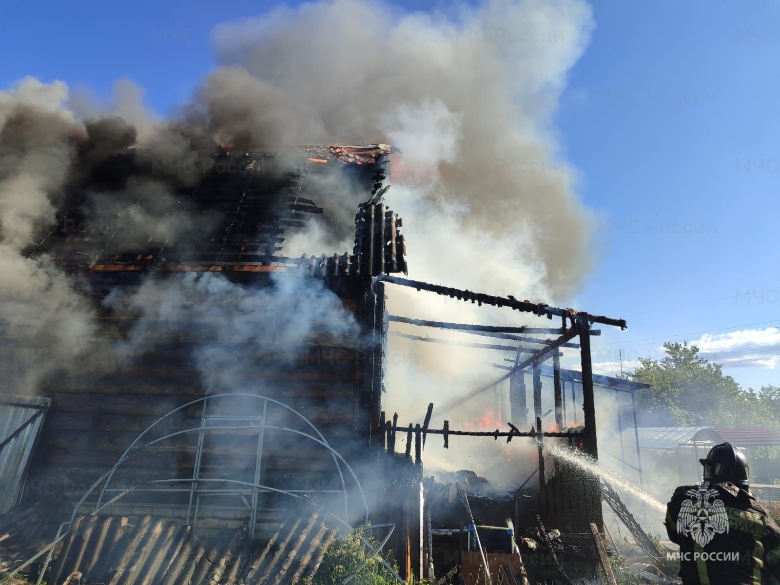 Крупный пожар уничтожил жилой дом в Александрове