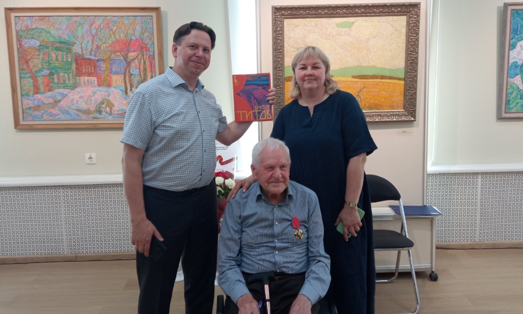 100-летний художник Владимира открыл выставку всех своих картин