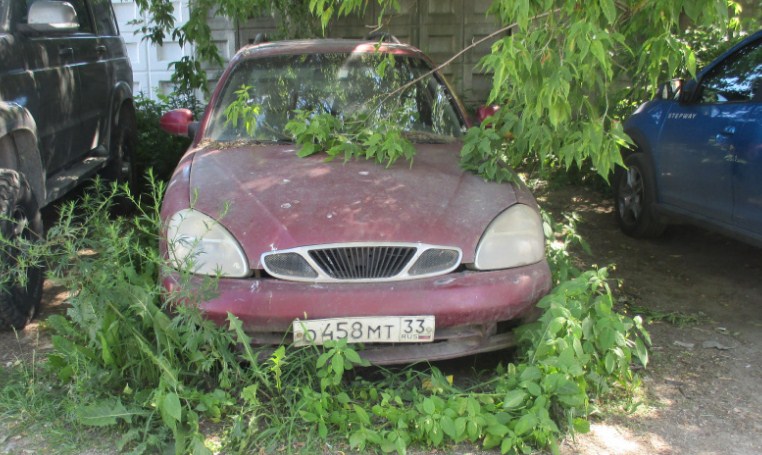 От владельцев брошенных и разукомплектованных автомобилей во Владимире требуют их эвакуации