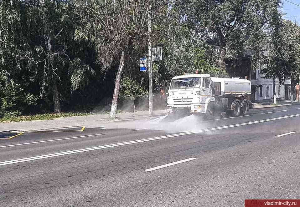 Во Владимире сотрудники «ЦУГД» спасают городские дороги от жары