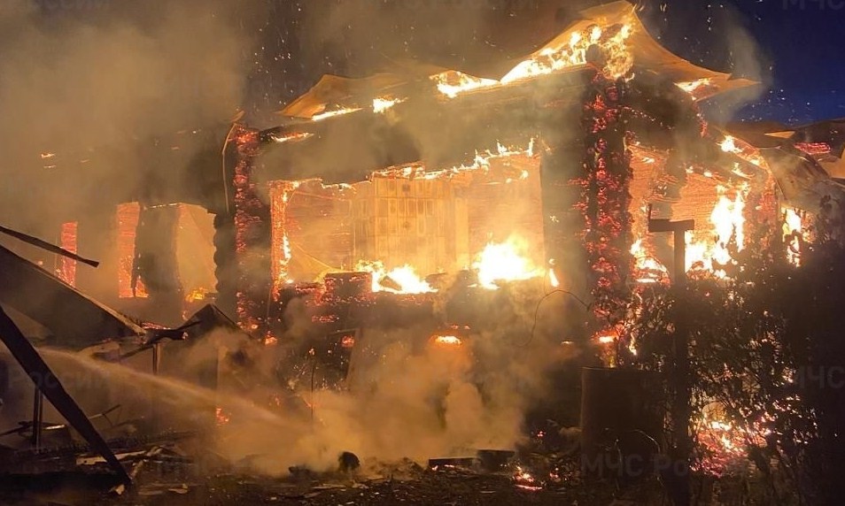 В Киржачском районе Владимирской области сгорел большой дом