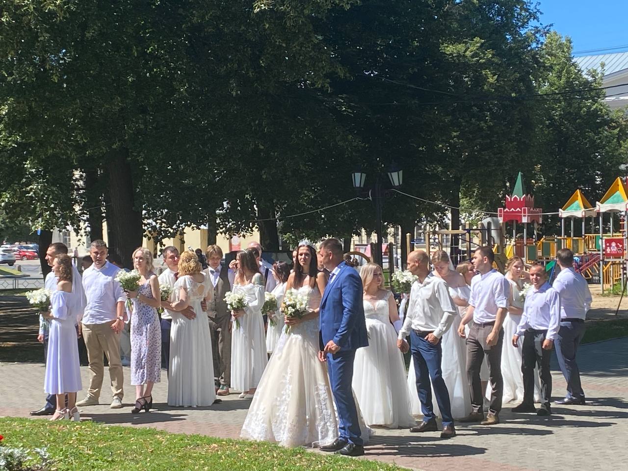 Во владимирском парке "Липки" одновременно поженились 30 пар