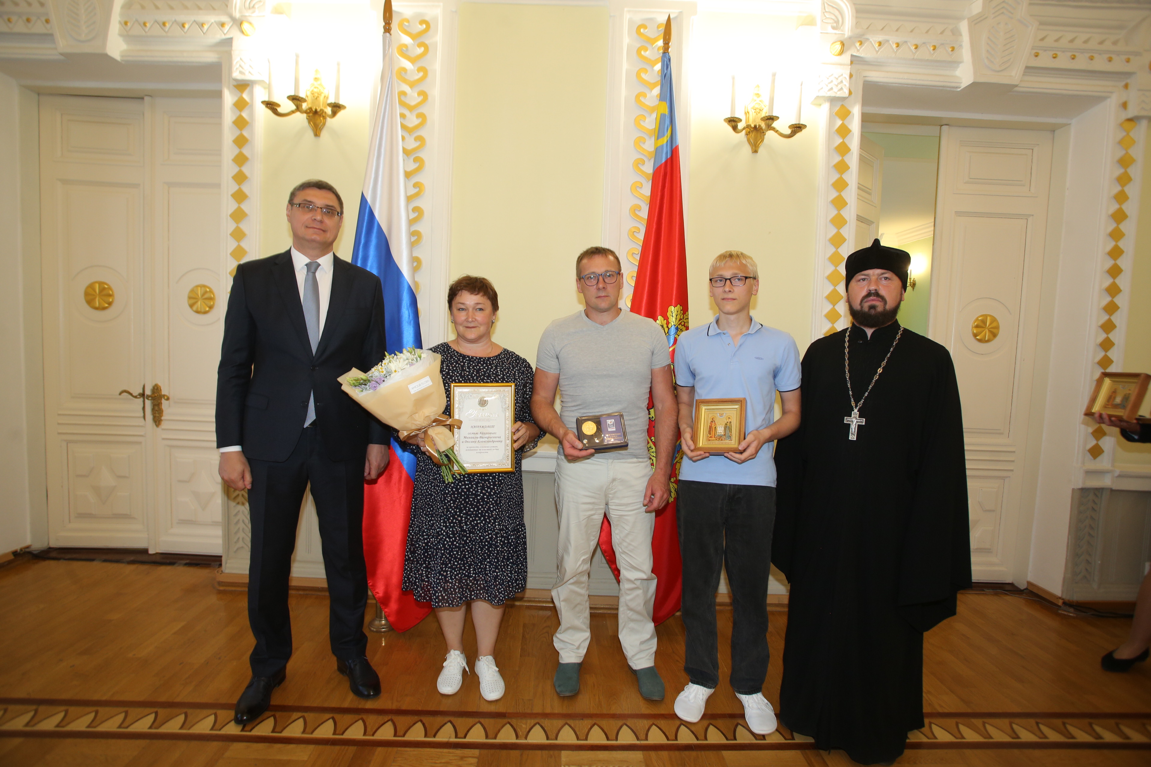Губернатор Авдеев наградил несколько семей региона Почётным знаком и медалью