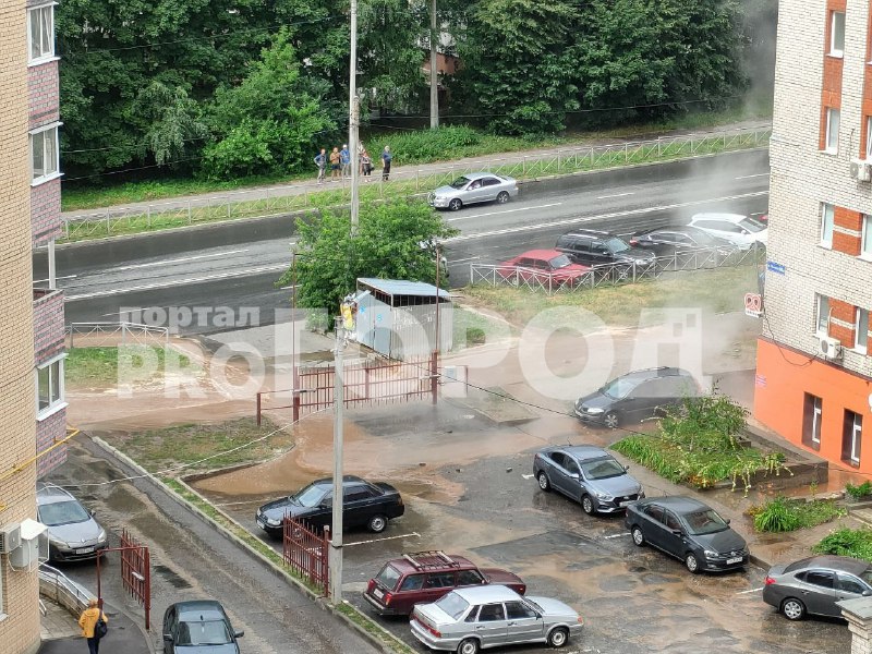 Струя кипятка была до 9 этажа, а тротуарной плиткой побило машину: во Владимире произошла коммунальная авария 