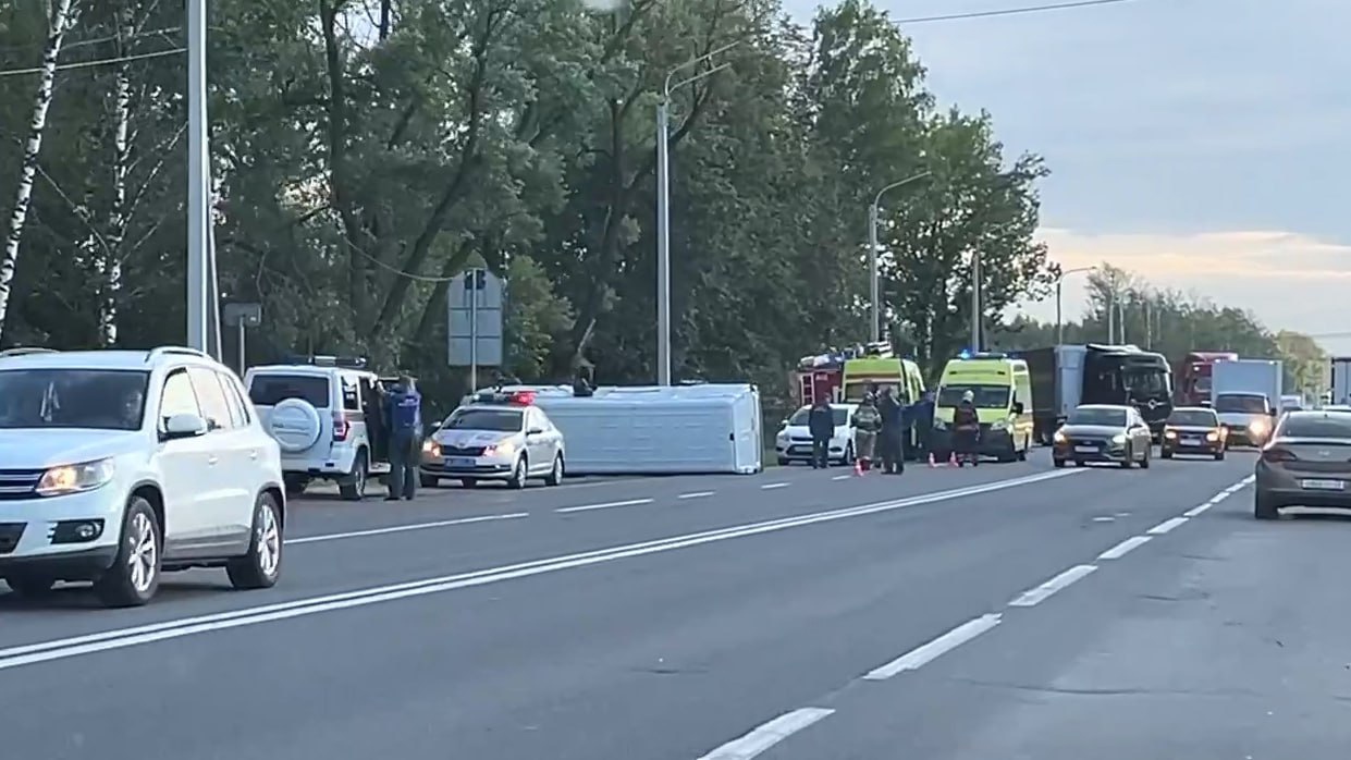 Во Владимире после столкновения с фурой перевернулся микроавтобус 