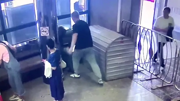 Отец и сын из Владимирской области избили и ограбили мужчину в московском метро 