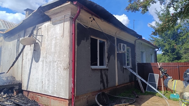 В Суздальском районе выгорел дом на две семьи