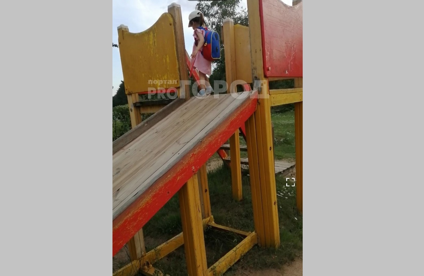 3-летняя девочка посадила огромную занозу после катания на горке в Загородном парке во Владимире 