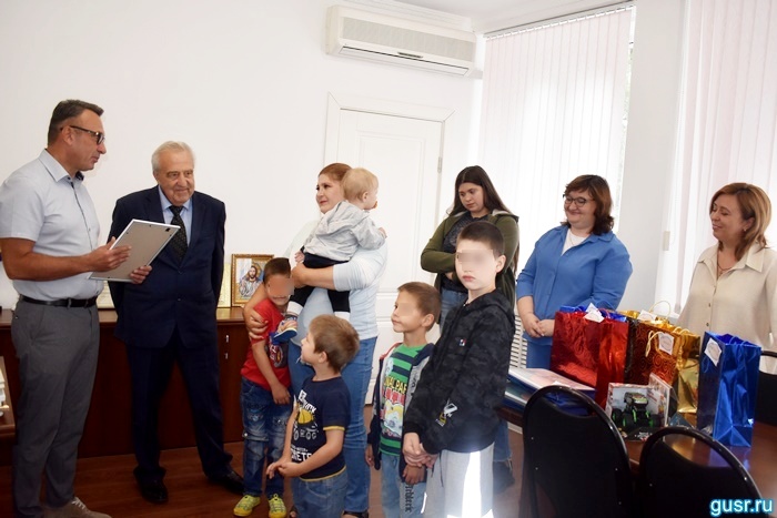 В Гусь-Хрустальном районе вручили свидетельство на приобретение жилья многодетной семье беженцев с Украины