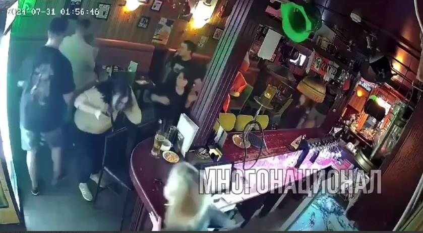 Во Владимире нетрезвый мужчина устроил драку в баре в центре города 