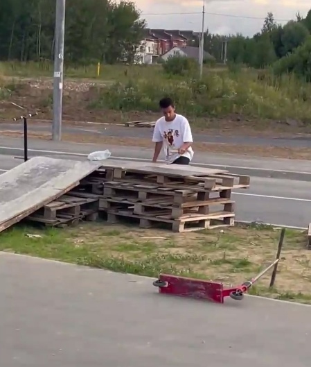 Подростки из Юрьевца устали ждать и сами сделали скейт-площадку из подручных материалов 