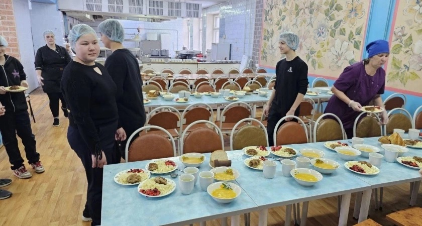 Владимирских школьников хотят кормить креветками, красной икрой и авокадо 