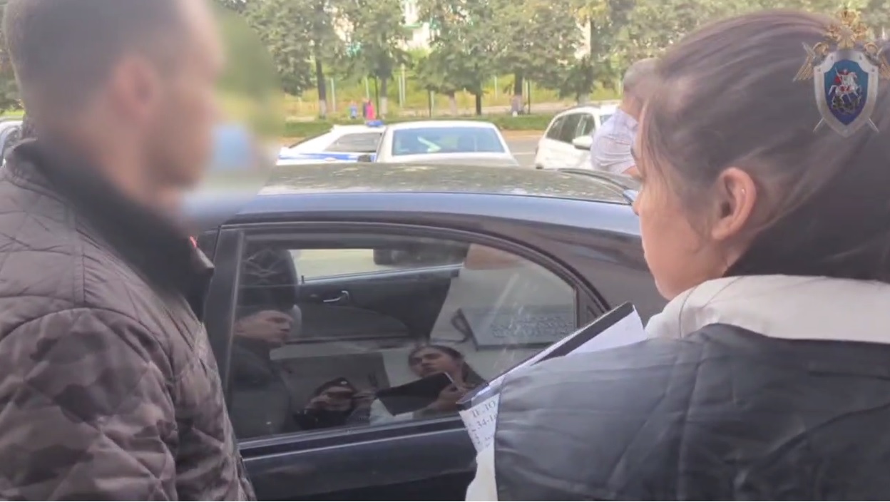 Двое прохожих бросились удерживать легковушку, которая покатилась на колонну детей во Владимире