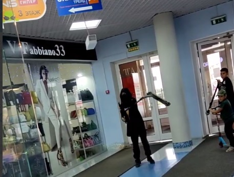 Во Владимире компания детей на самокатах устроила покатушки прямо в торговом центре