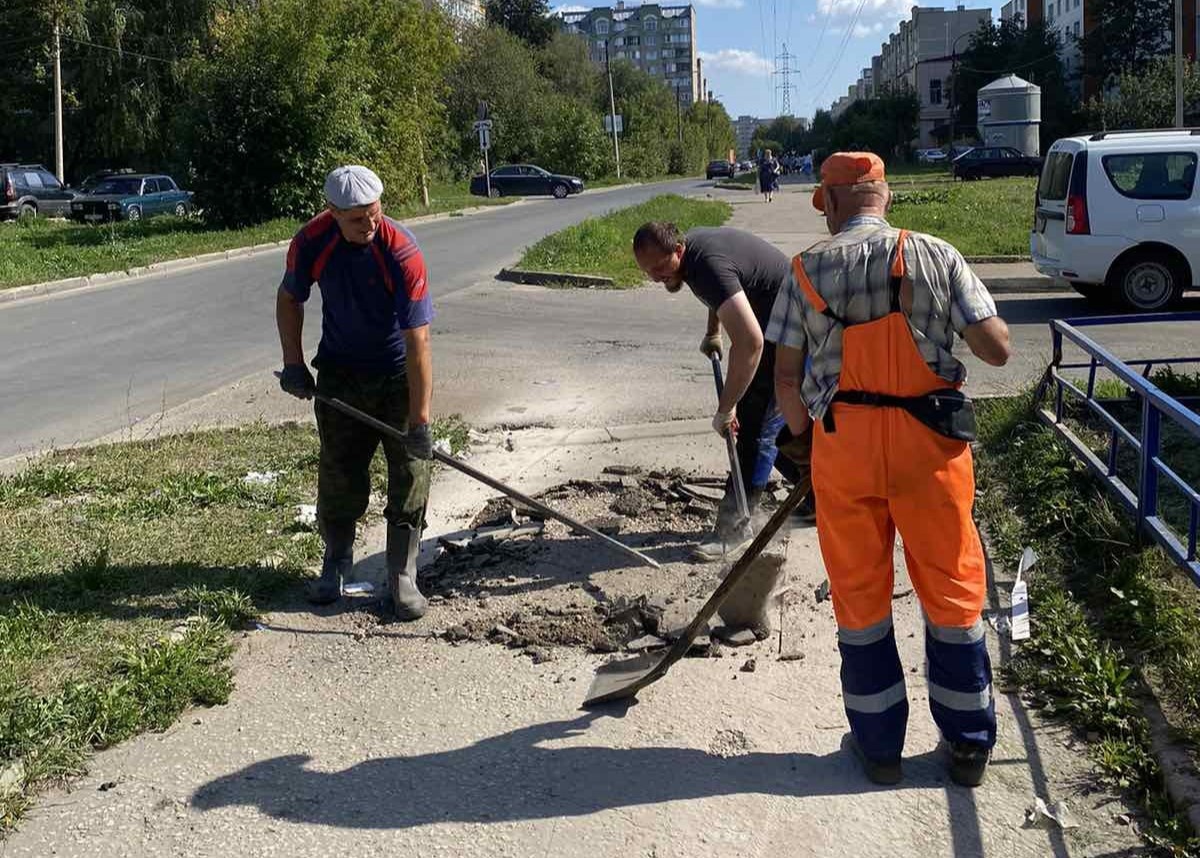 Во Владимире перед домом маломобильного участника СВО занизили тротуар