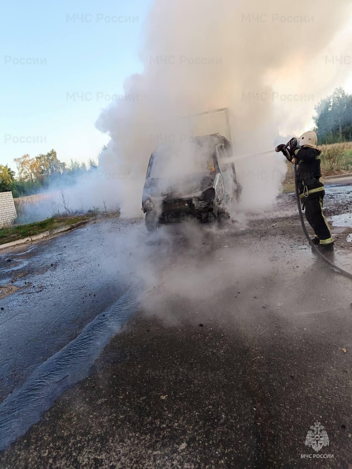 Утром на Новгородской загорелся грузовик