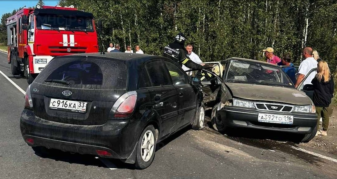 Спасателям пришлось деблокировать пострадавшего в аварии на дороге в Суздальском районе