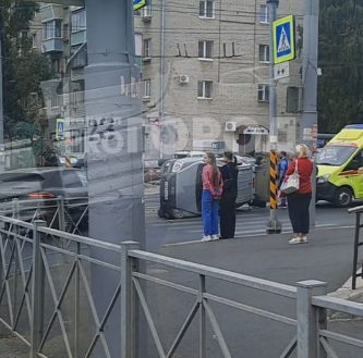 Во Владимире на перекрёстке Мира и Горького "Порш" опрокинул машину марки "Фиат"