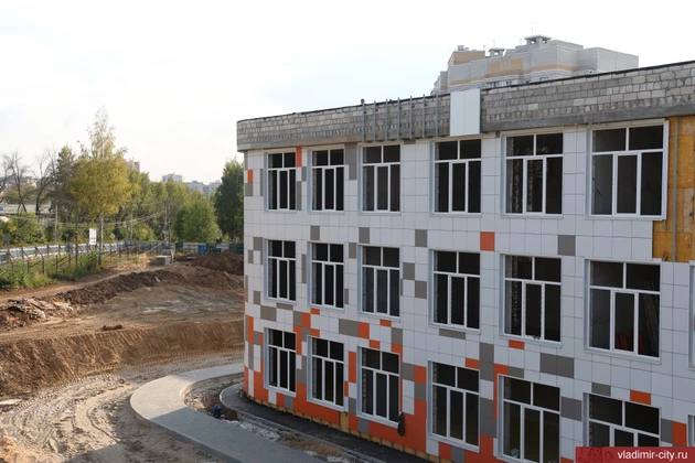 В мкр Веризино рабочие приступили к внутренней отделке новой школы 