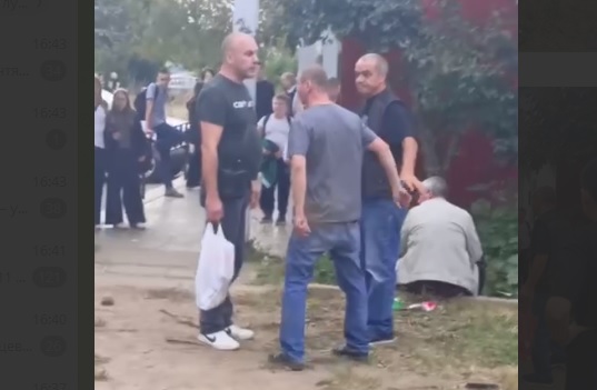  у школы №20 во Владимире пьяные мужчины устроили дебош на глазах у детей