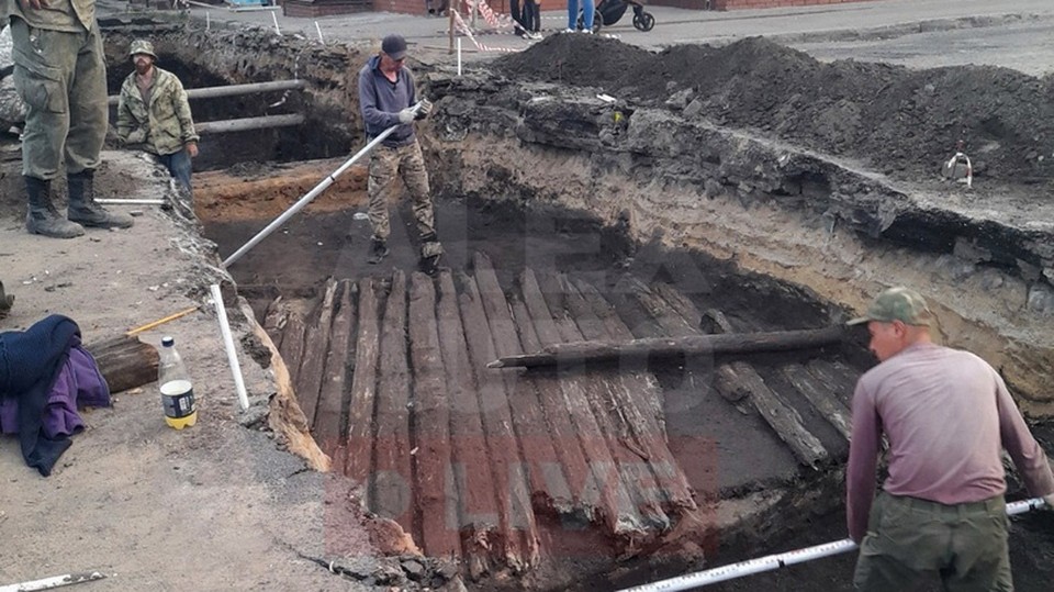 В Александрове обнаружили древнюю деревянную мостовую XVII-XVIII века