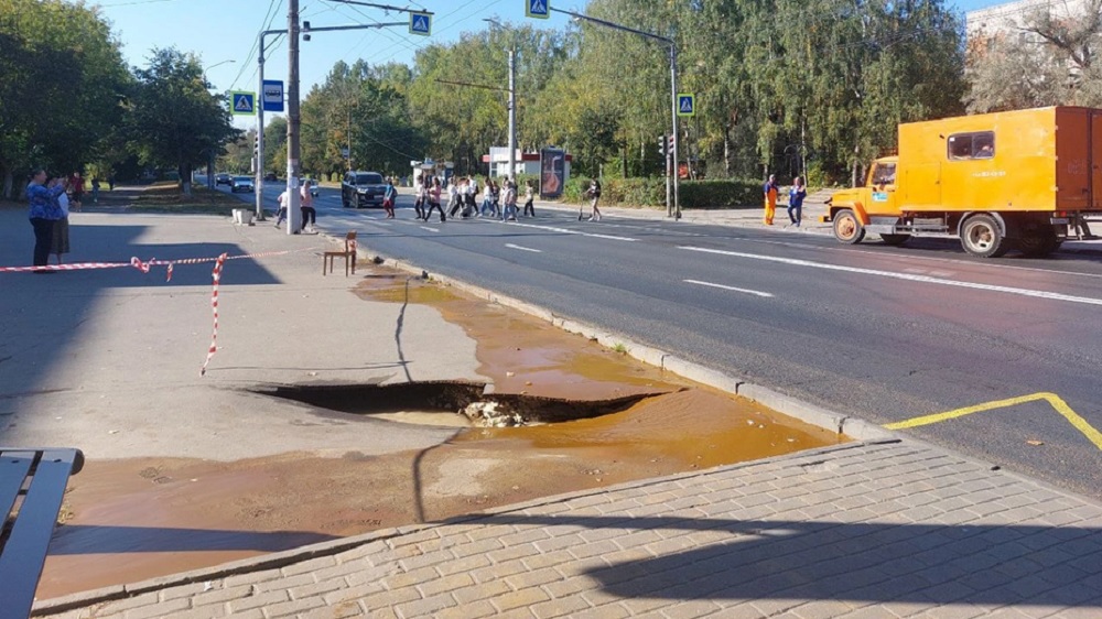 Рядом с Пединститутом во Владимире провалился асфальт 