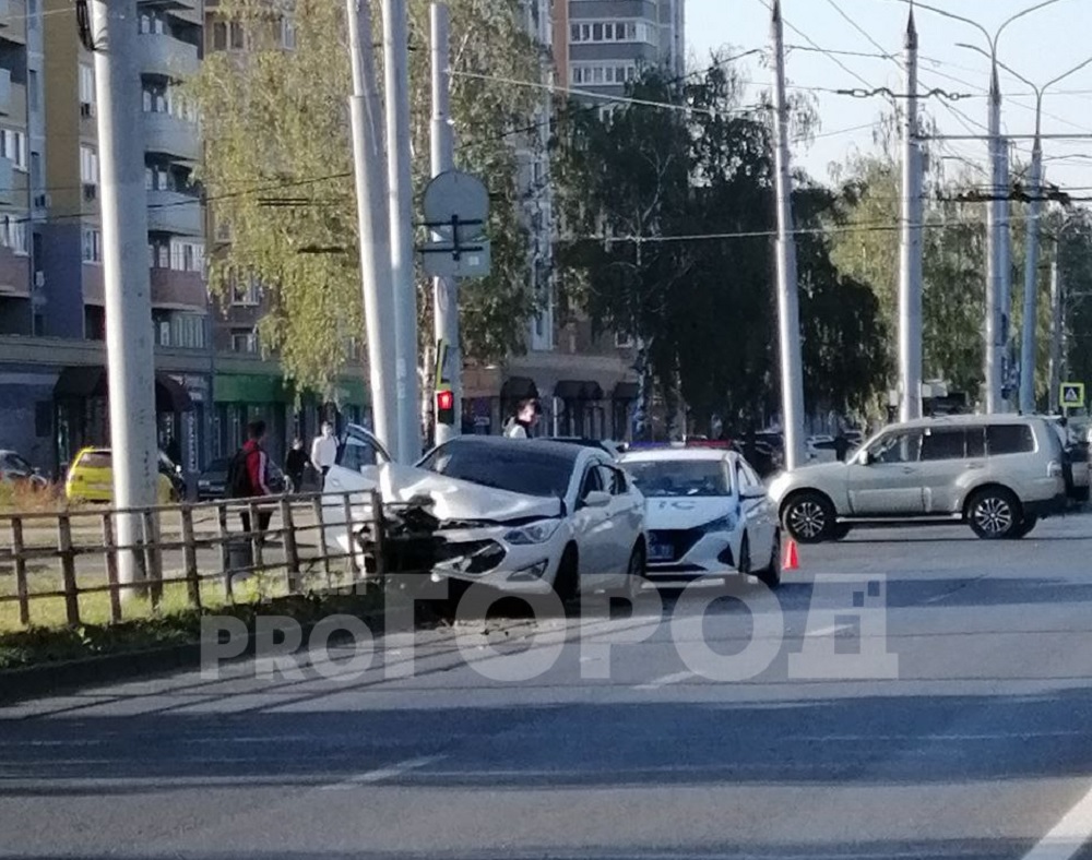 Во Владимире металлическое ограждение проткнуло легковушку насквозь 