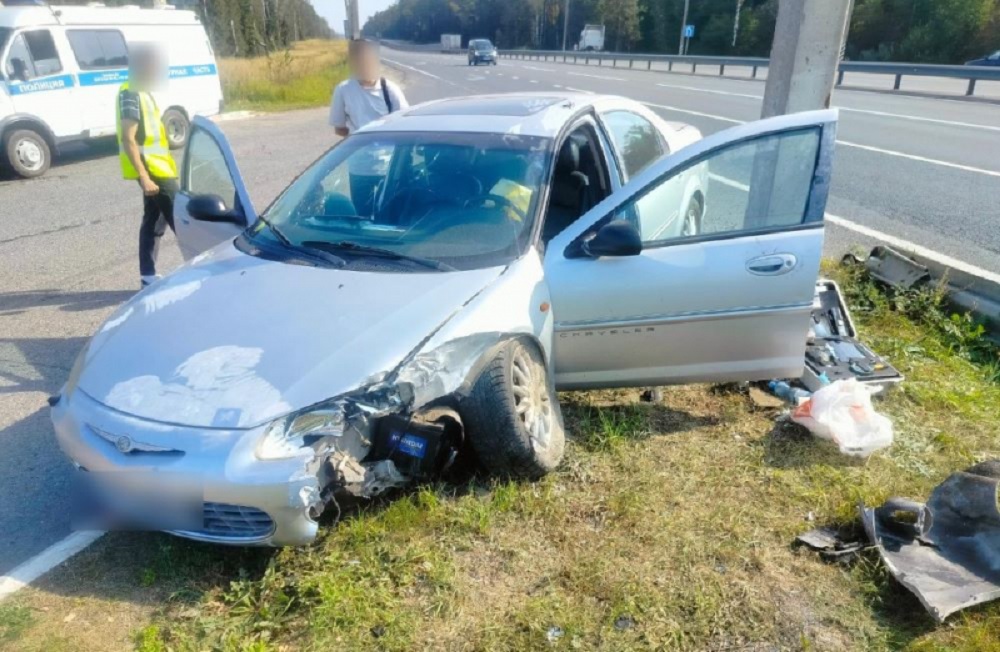Житель Владимирской области угнал автомобиль у уснувшего приятеля и врезался в опору ЛЭП 